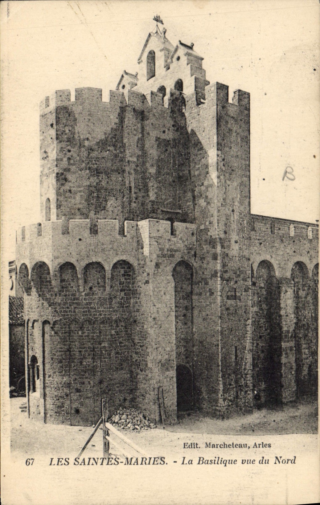 Les Saintes-Maries - La Basilique vue du Nord — Edit. Marcheleau, Arles, n°67