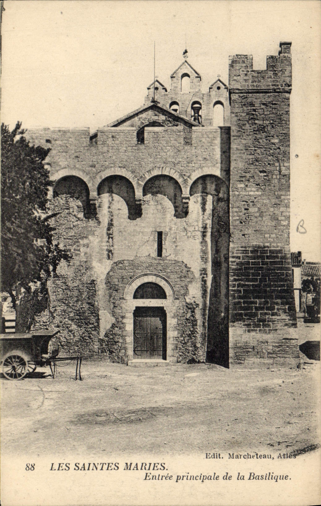 Les Saintes Maries — Entrée principale de la Bastilique — Edit. Marcheletau, Atiès