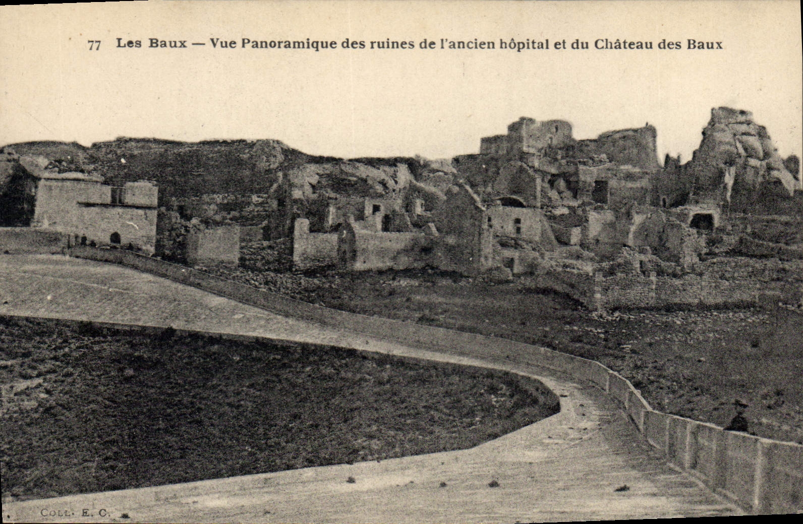 CPA Les Baux Vue panoramique des ruines de l'ancien hopital et du Chateau des Baux