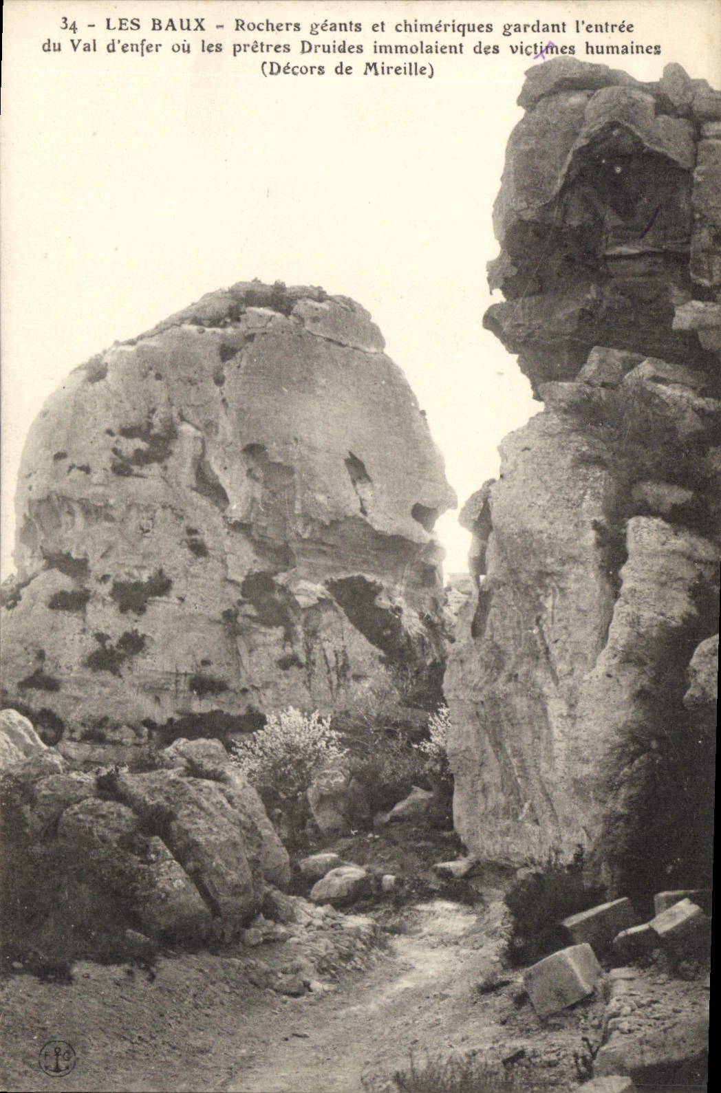 Les Baux - Rochers géants et chimériques gardant l'entrée du Val d'enfer (Décors de Mireille)