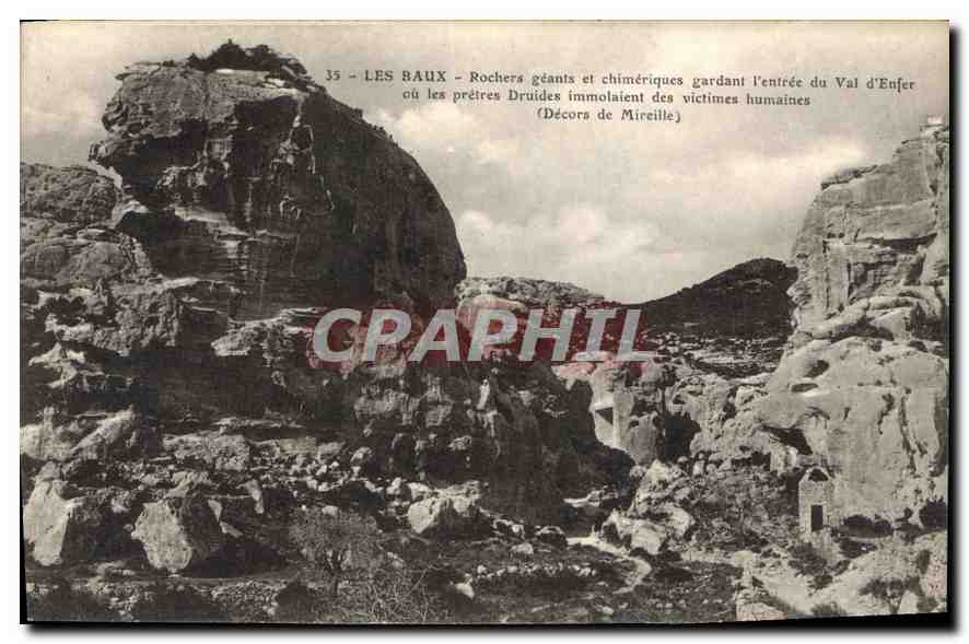 CPA Les Baux Rocher geants et chimeriques gardant l'entree du val d'enfer ou les pretres Druides imm