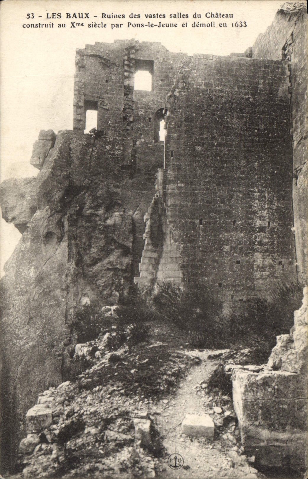 CPA Les Baux Ruines des Vastes salles du Chateau construit au Xme siecle par Pons le Jeune et demoli