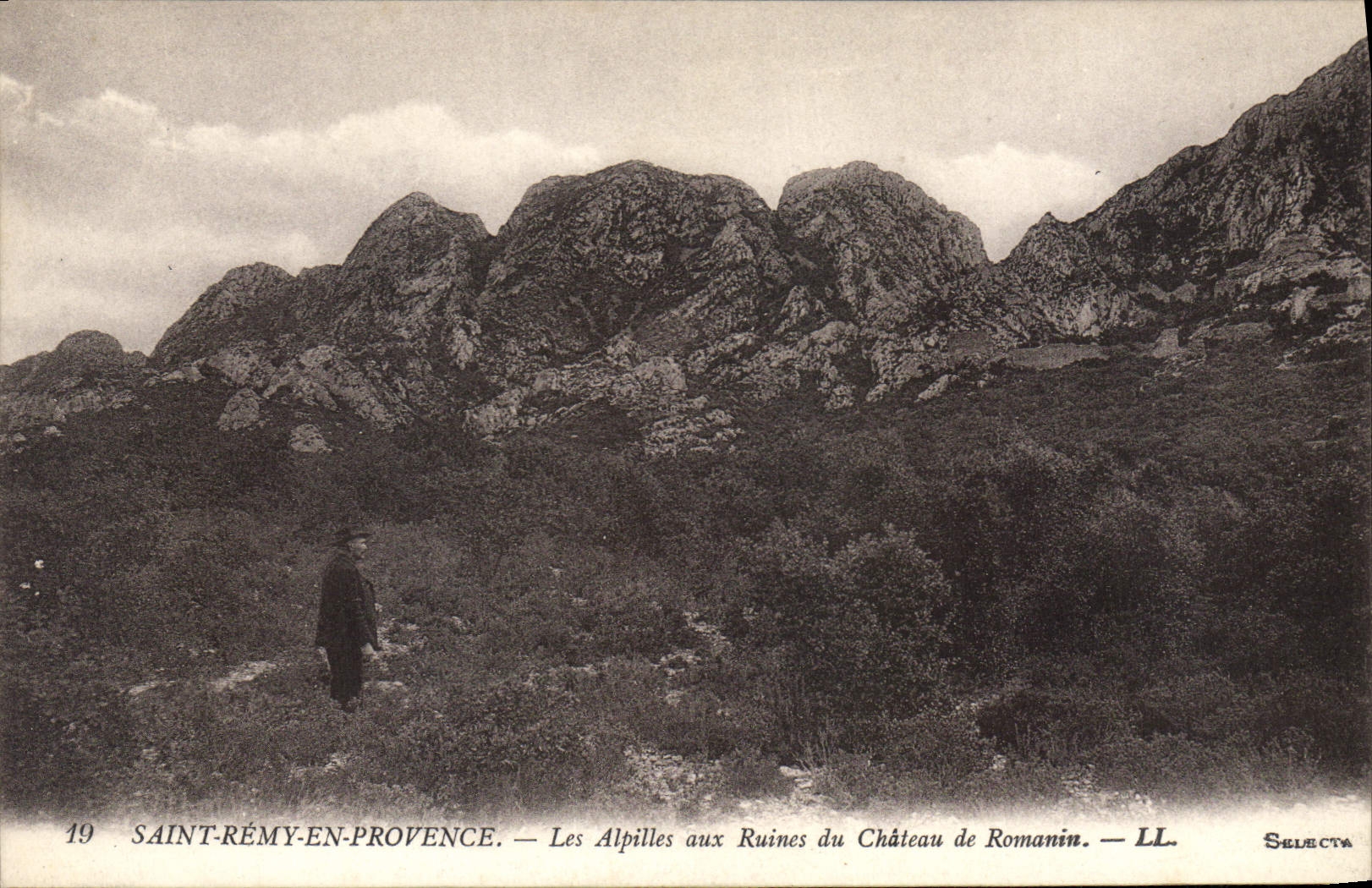 CPA Saint Remy de Provence Les Alpilles aux Ruines du Chateau de Romanin