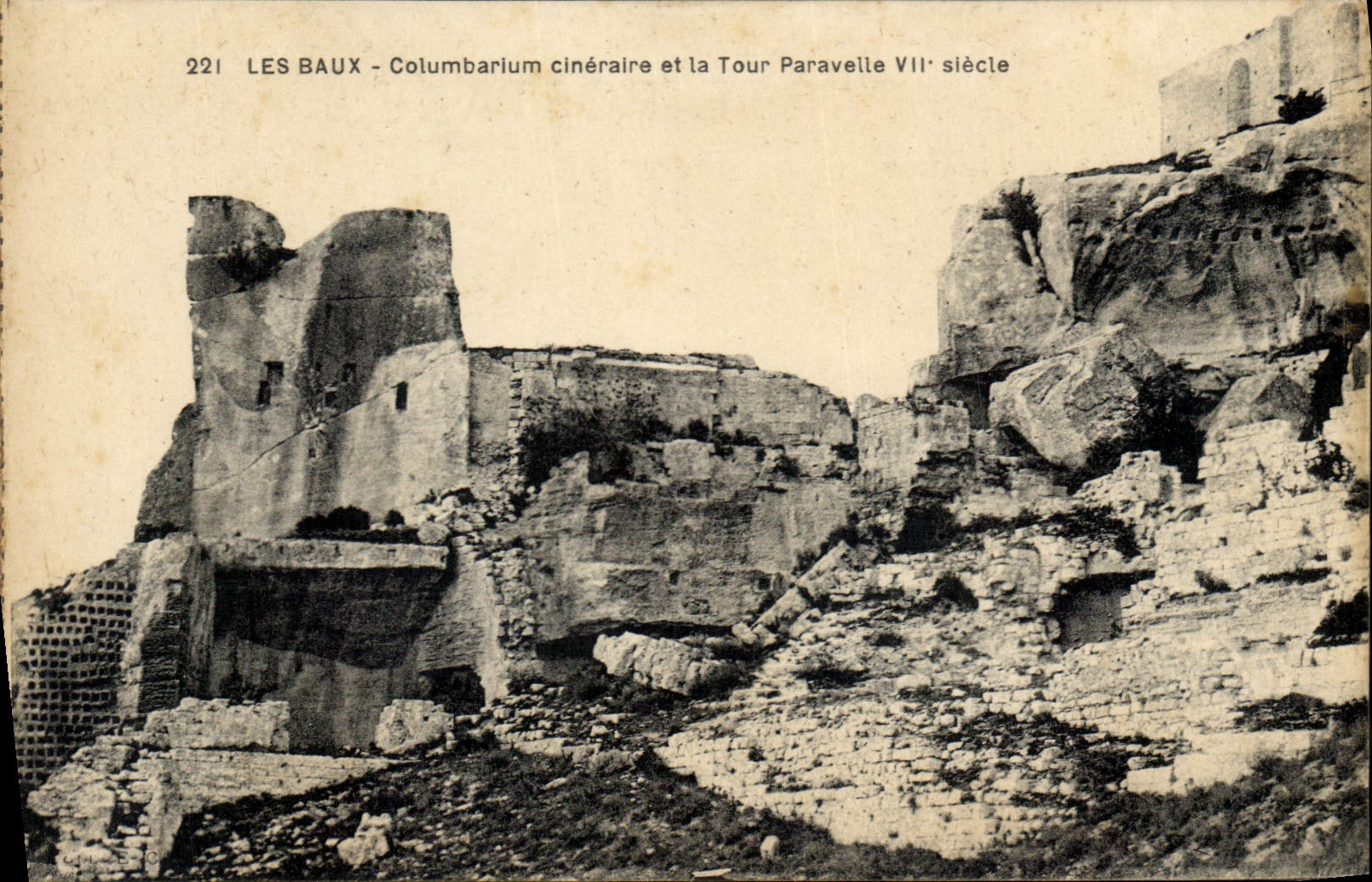 Les Baux - Columbarium cinéraire et la Tour Paravelle VIIe siècle