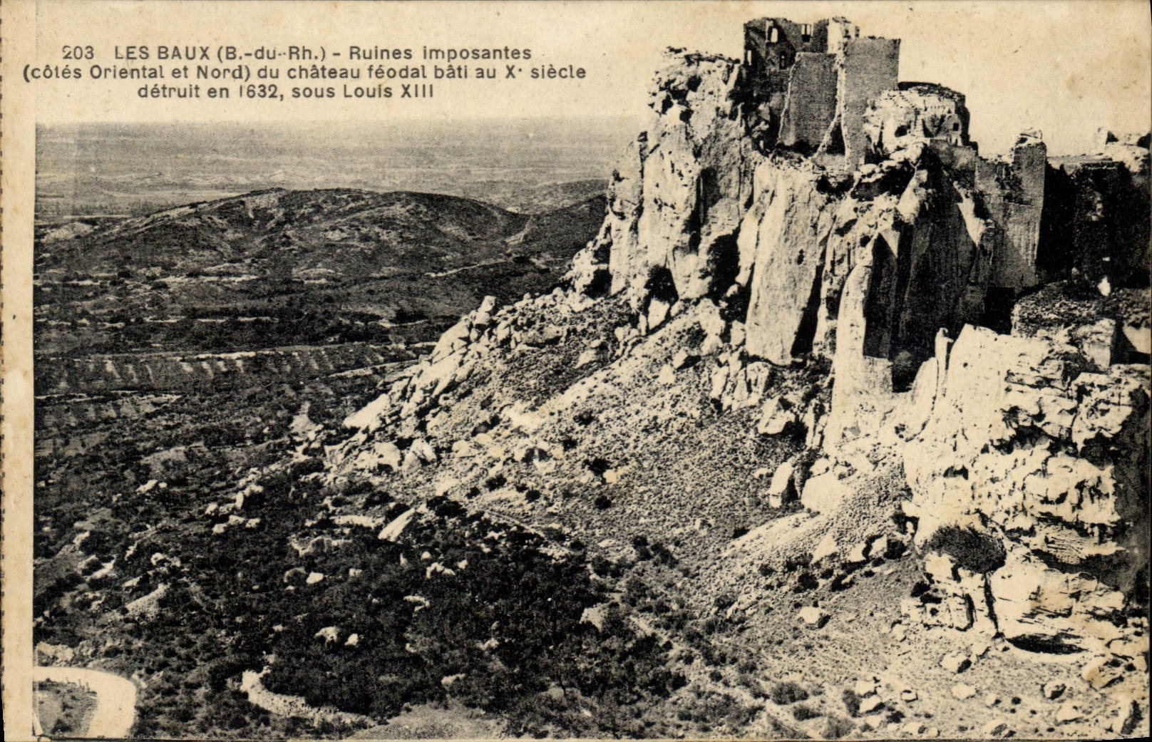 Les Baux (B.-du-Rh.) — Ruines imposantes (côtés Oriental et Nord) du château féodal bâti au Xe siècle, détruit en 1632 sous Louis XIII — n° 203