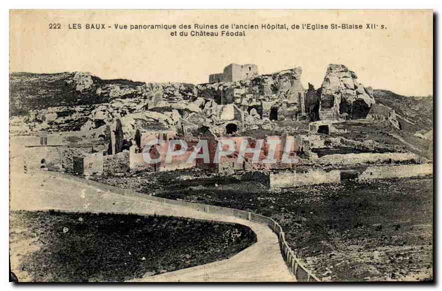 CPA Les Baux Vue panoramique des ruines de l'ancien Hopital de l'Eglise St Blaise XIIe s et du Chate