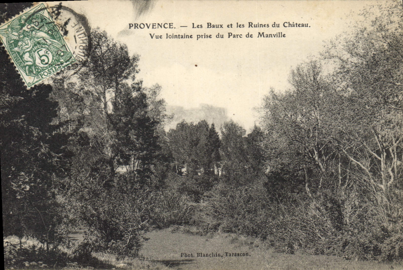 Provence — Les Baux et les Ruines du Château — Vue lointaine prise du Parc de Manville — Phot. Blanchin, Tarascon