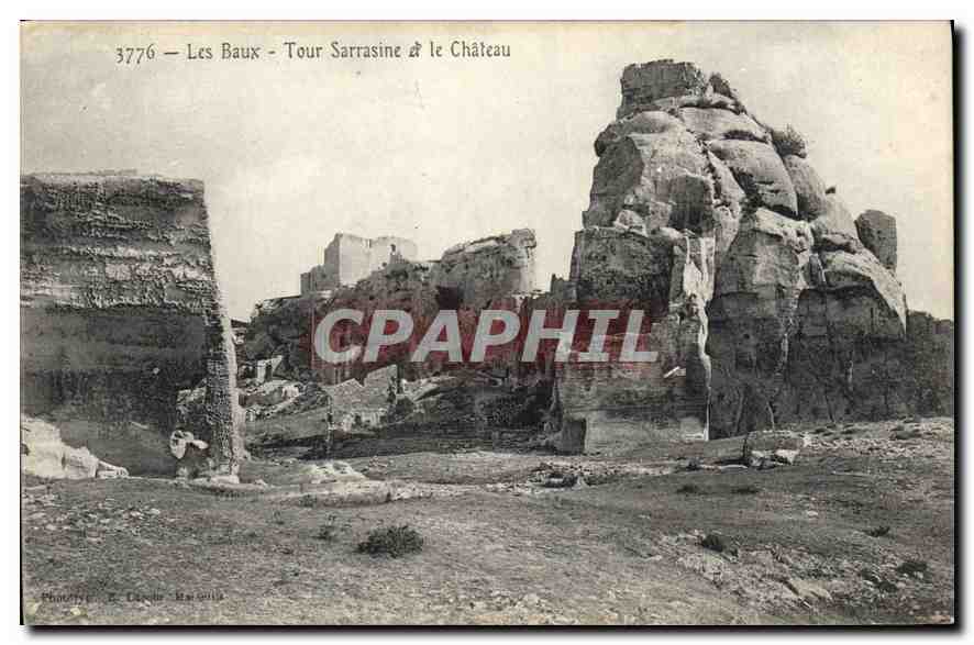 CPA Les Baux Tour Sarrasine et le Chateau