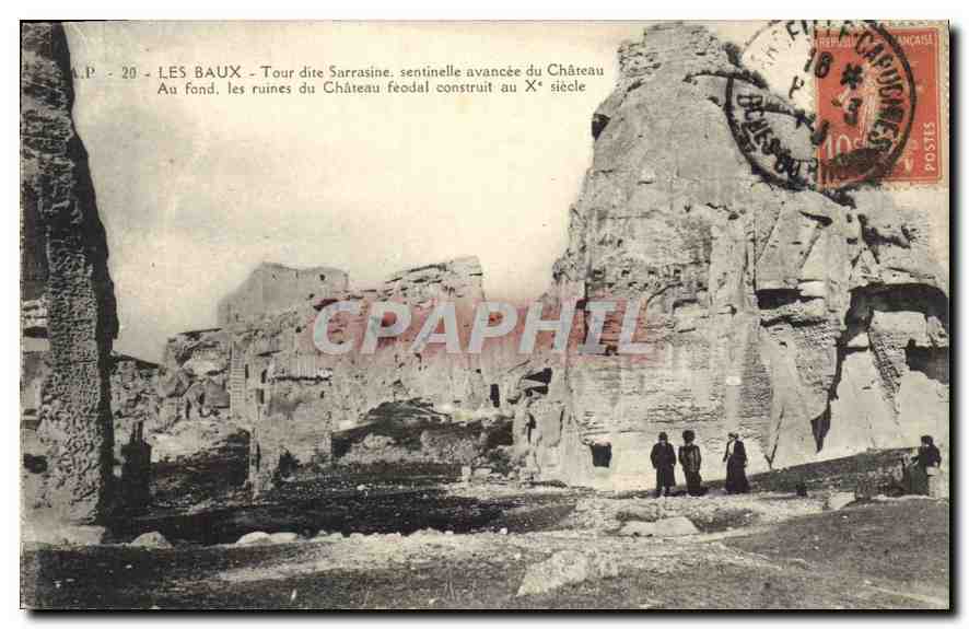 CPA Les Baux Tour dite Sarrasine sentinelle avancee du Chateau au fond kes riunes du Chateau feodal 
