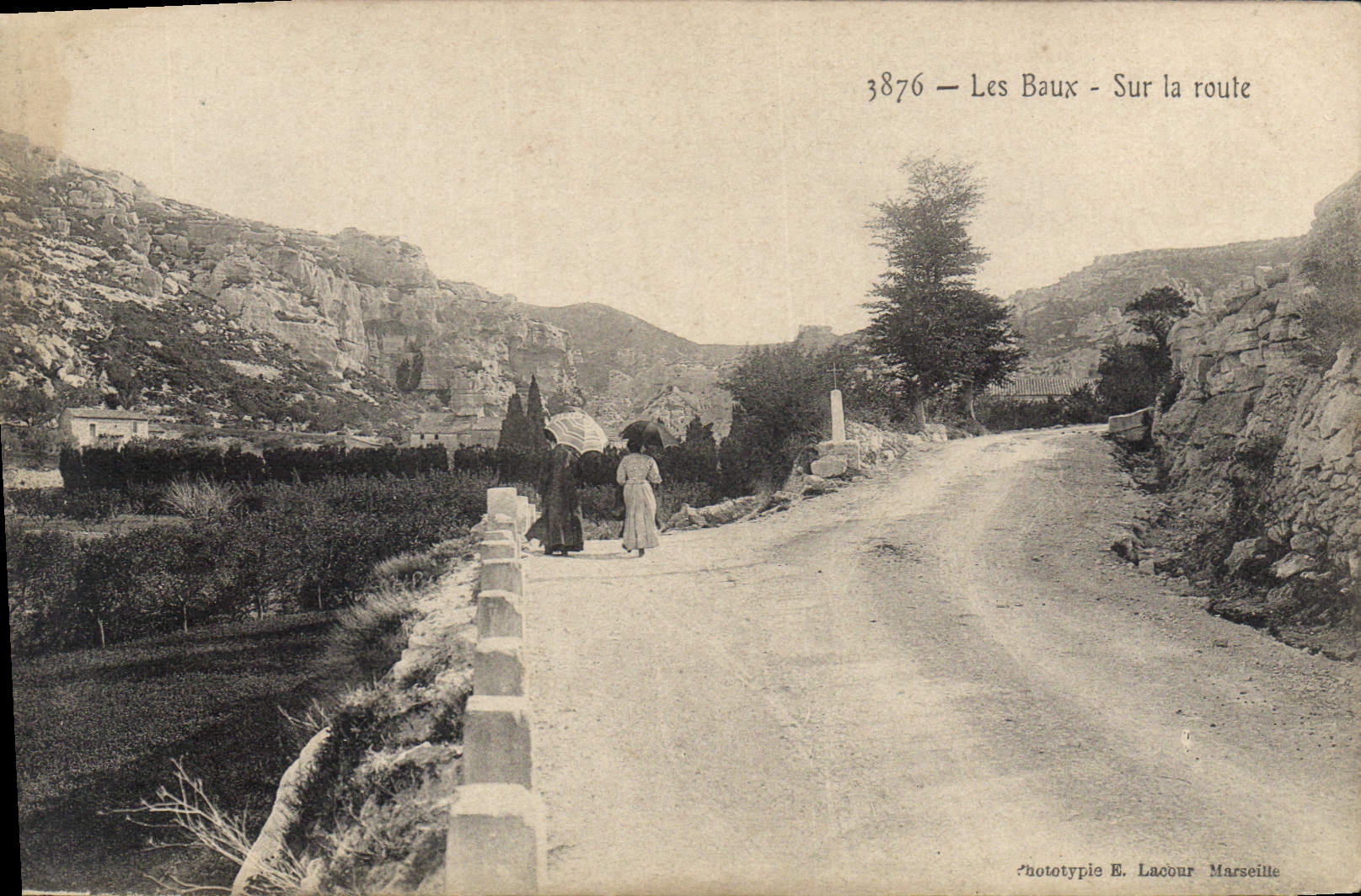 Les Baux - Auf der Straße — Phototypie E. Lacour, Marseille, n° 3876