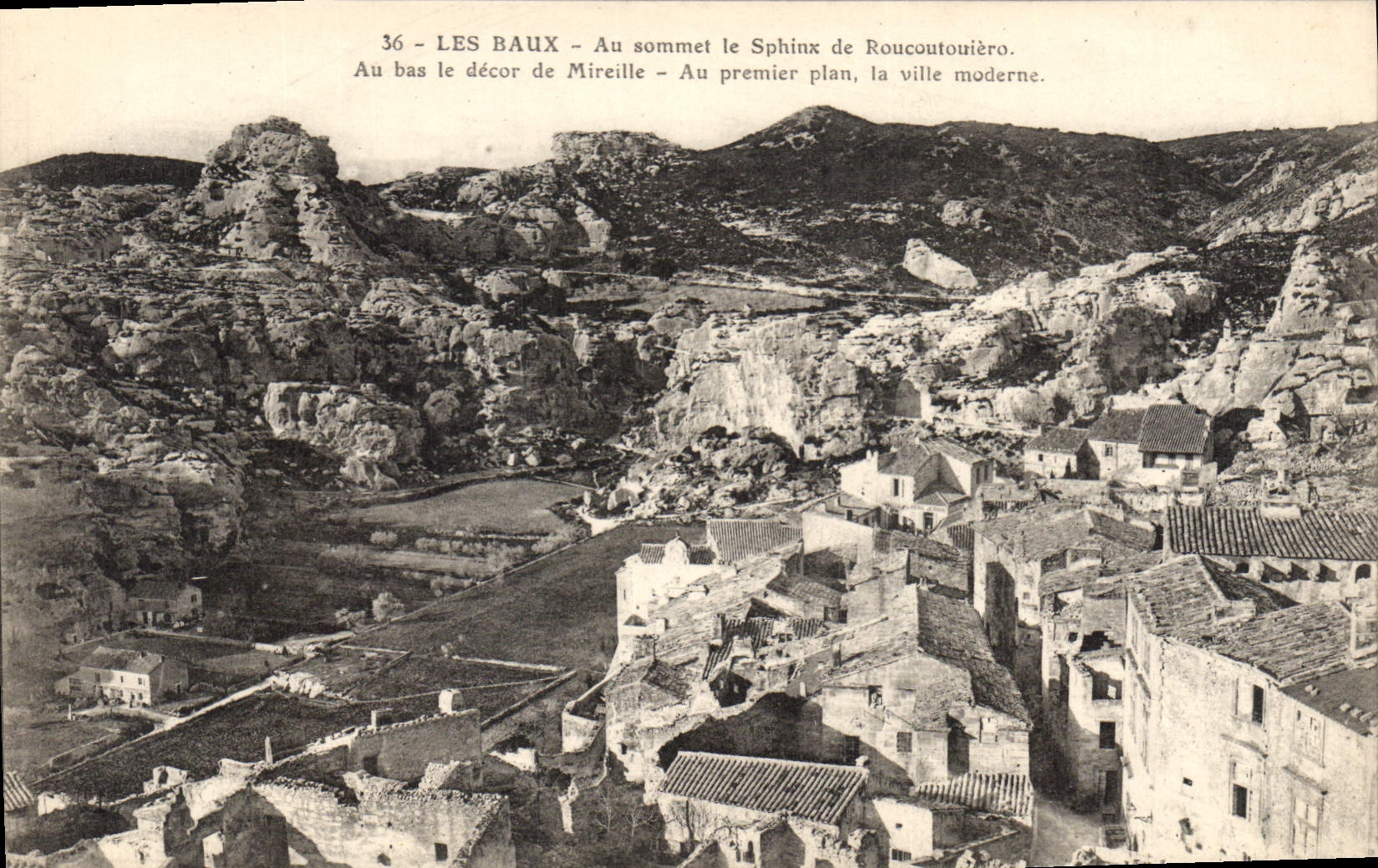 Les Baux - Vue panoramique avec le Sphinx de Roucoutouïéro et la ville moderne