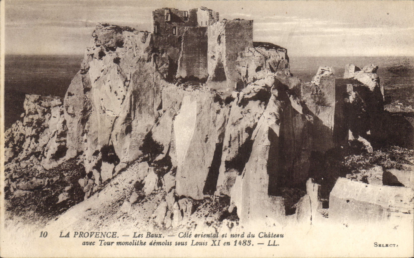CPA La Provence les Baux Cote oriental et nord du Chareau avec Tour monolithe demolis sous Louis en 