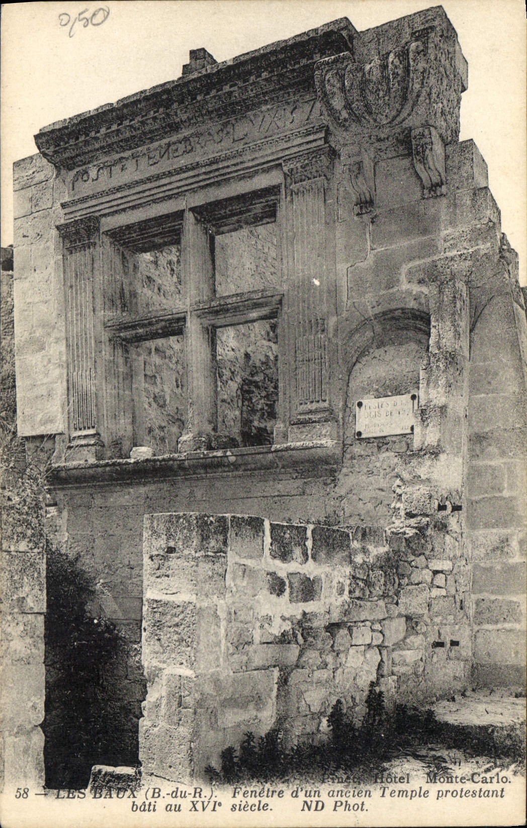CPA Les Baux (Bouches du Rhone) Fenetre d'un ancien Temple protestant bati au XVIe siecle