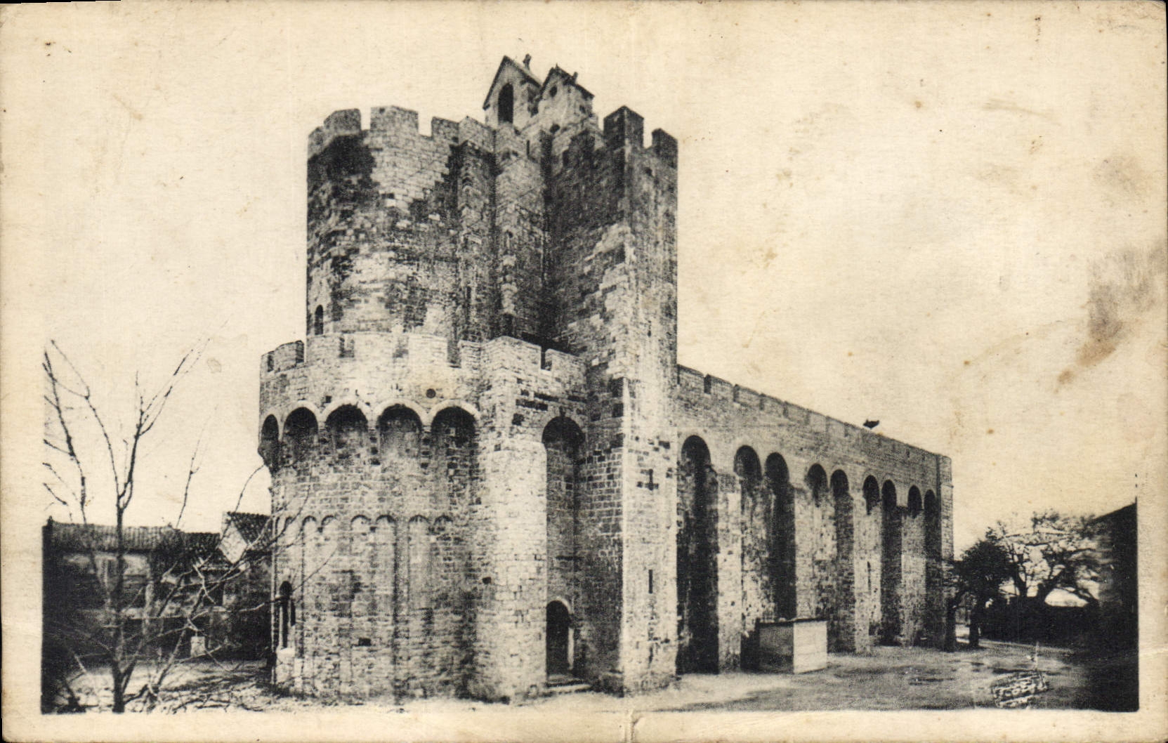 Saintes-Maries-de-la-Mer — Die Kirche — Photo George - Arles