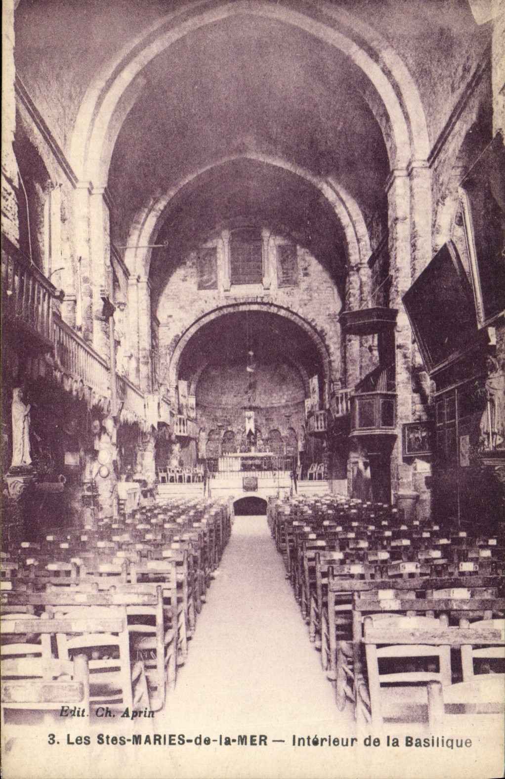 Les Saintes-Maries-de-la-Mer — Intérieur de la Basilique