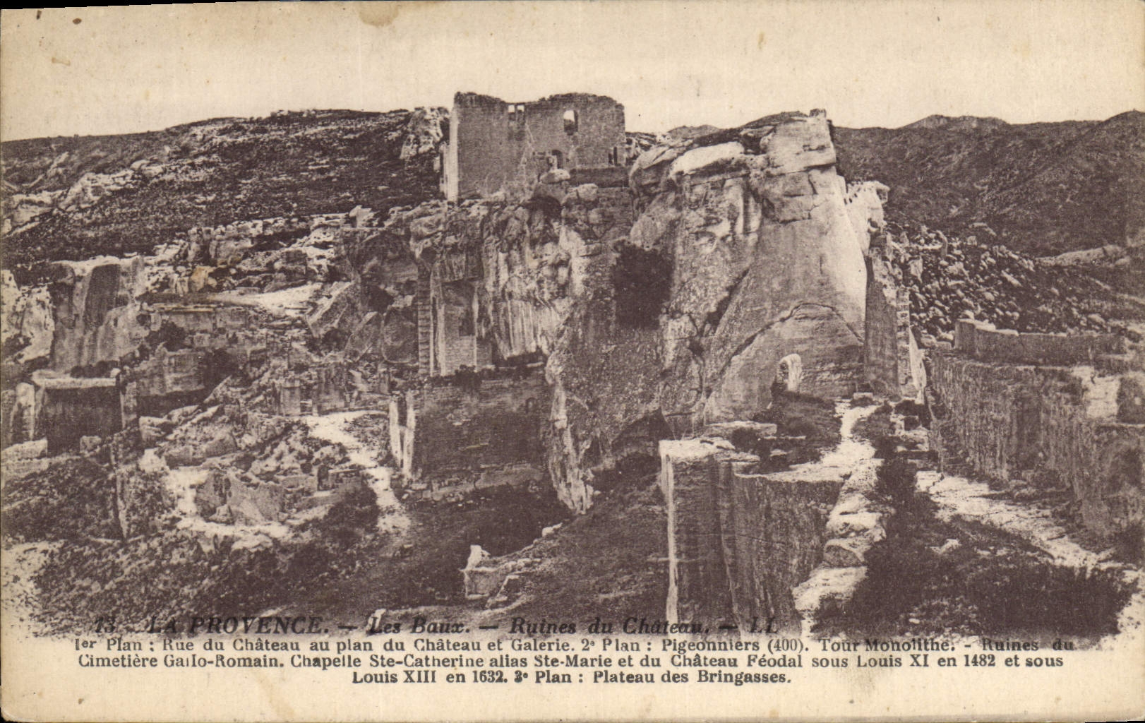 Les Baux - Ruines du Château et Pigeonniers - La Provence