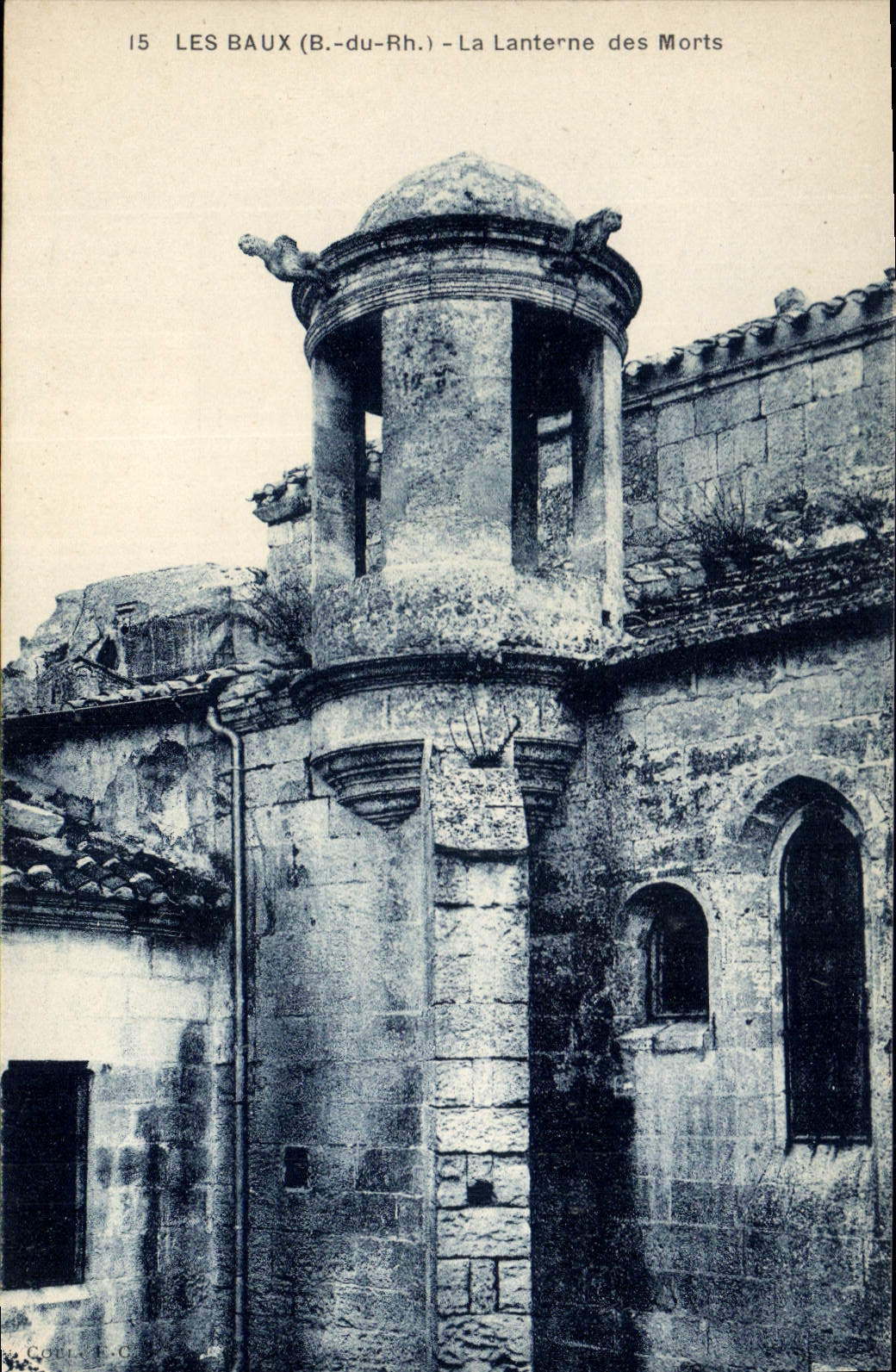 CPA Les Baux (B du R) La Lanterne des Morts