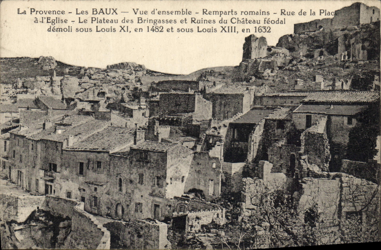 Les BAUX - Vue d'ensemble - Remparts romains - Rue de la Place