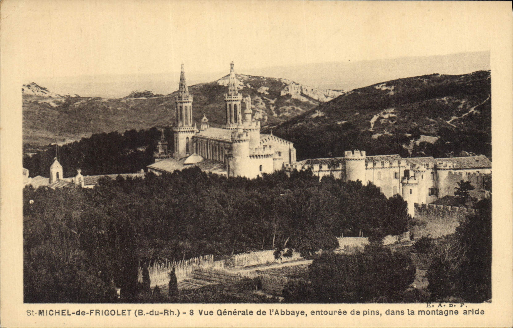 St-Michel-de-Frigolet (B.-du-Rh.) — Vue Générale de l'Abbaye, entourée de pins, dans la montagne aride — E.A.B.P.