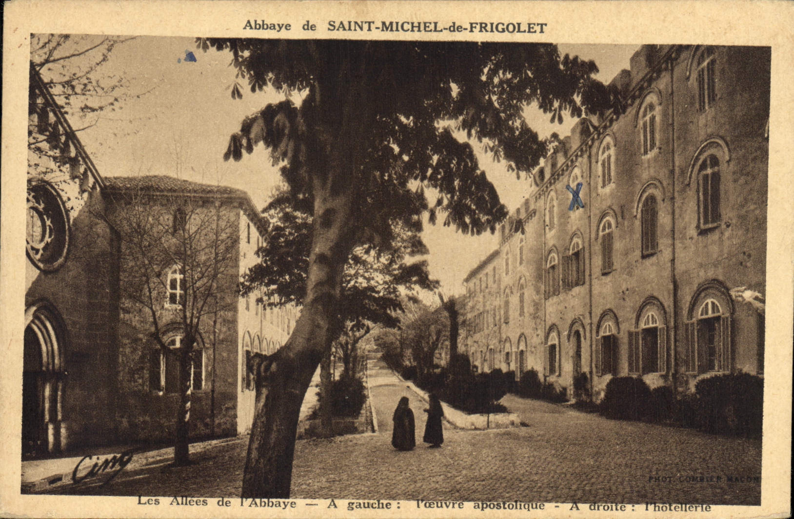 CPA Abbaye St Michel de Frigolet Les Allees de l'Abbaye a gauche l'oeuvre apostolique a droite L'hot