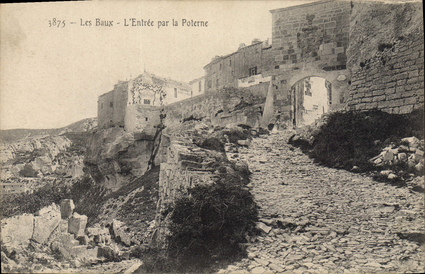 Les Baux - L'Entrée par la Poterne — n° 3875