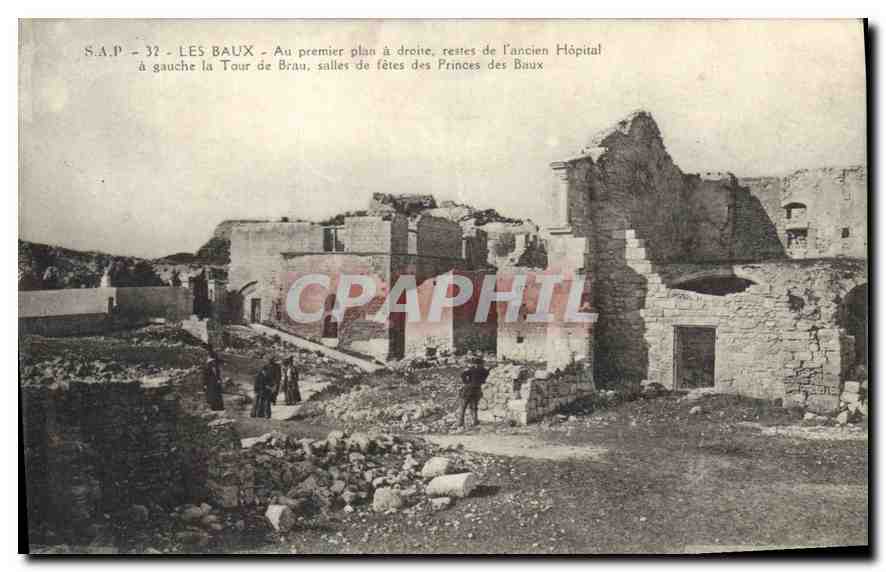 CPA Les Baux Au premier plan a droite restes de l'ancien Hopital a gauche la Tour de Brau salles de 