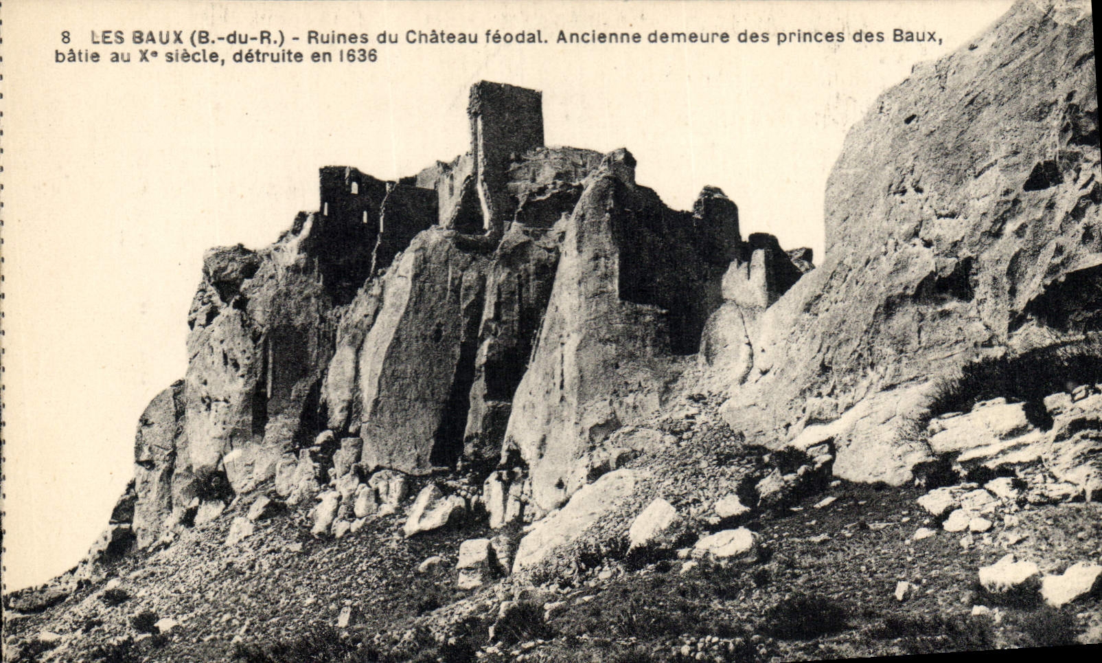 Les Baux (B.-du-R.) — Ruines du Château féodal. Ancienne demeure des princes des Baux, bâtie au Xe siècle, détruite en 1636