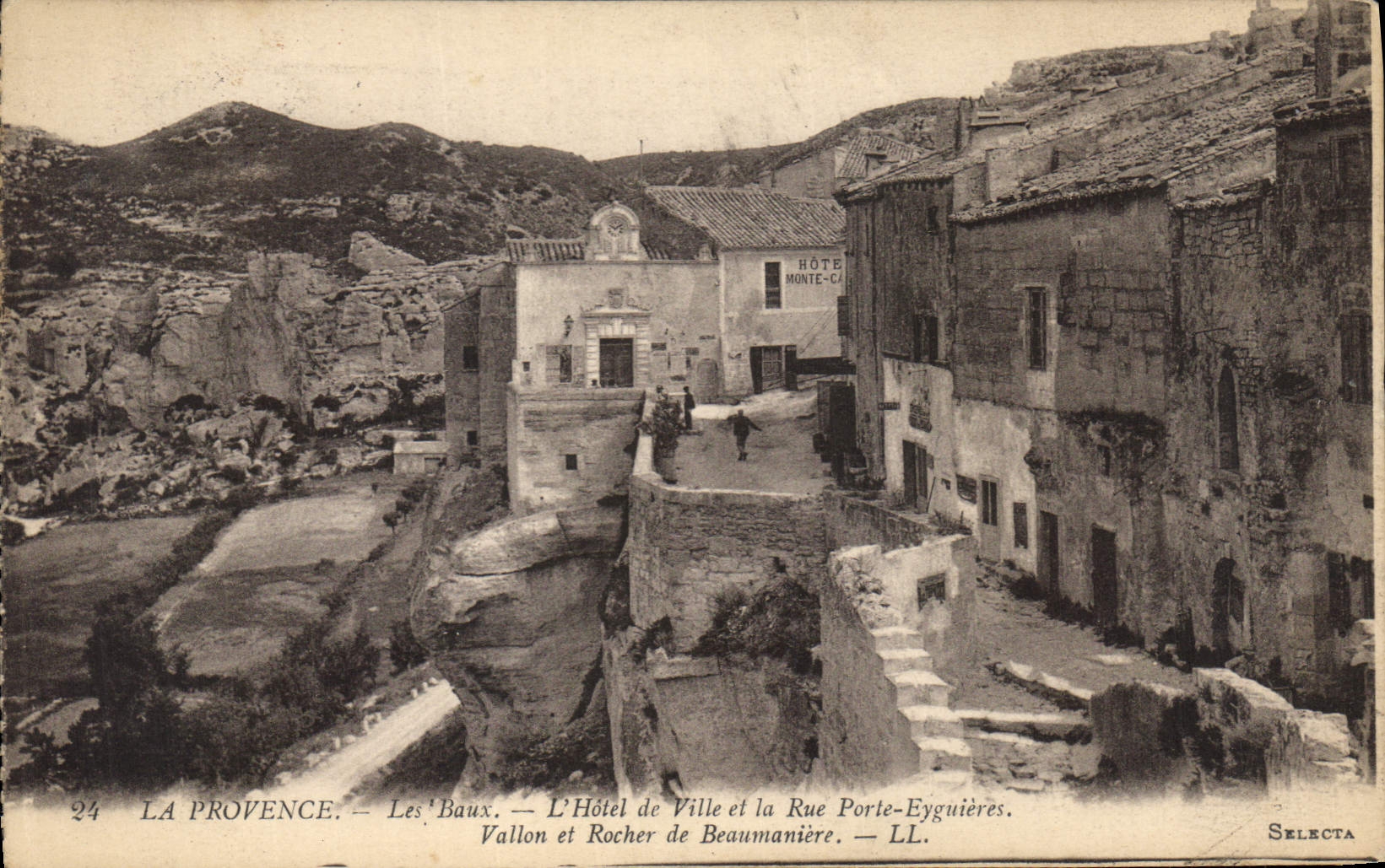 CPA Provence Les Baux L'Hotel de Ville et la rue Porte Eyguieres Vallon et Rocher de Beaumaniere