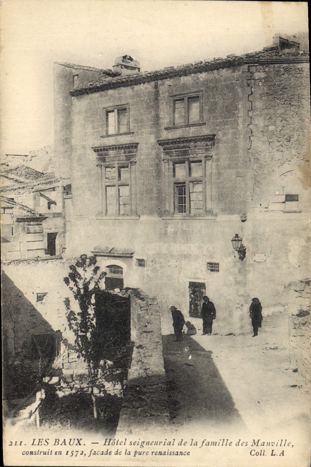 Les Baux — Hôtel seigneurial de la famille des Manvoille, construit en 1572, façade de pure renaissance