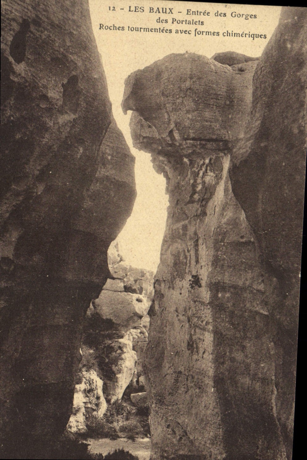 CPA Les Baux Entree des Gorges des Portalets Roches tourmentees avec formes chimeriques
