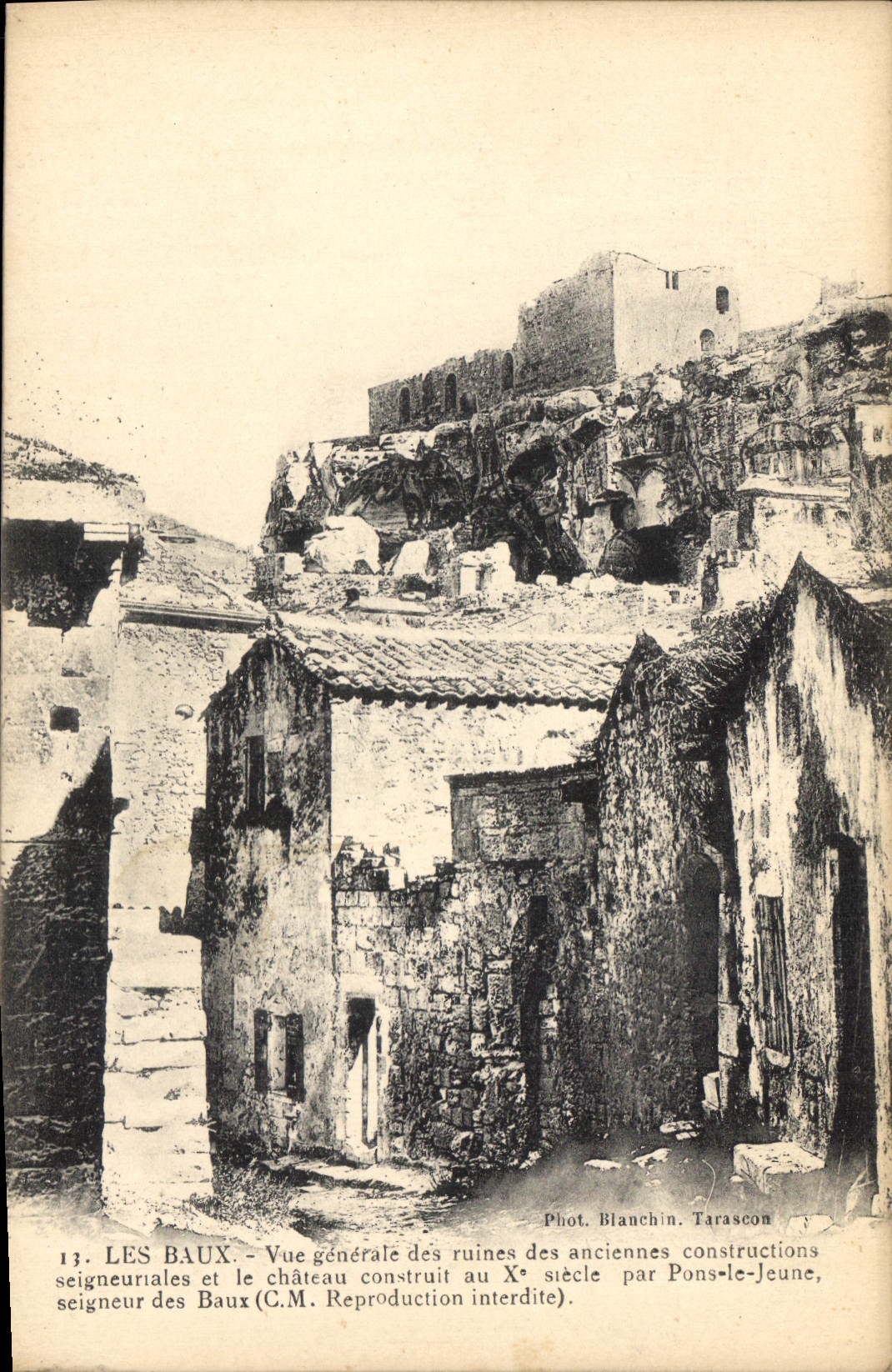 CPA Les Baux Vue generale des ruines des anciennes constructions seigneuriales et le chateau constru