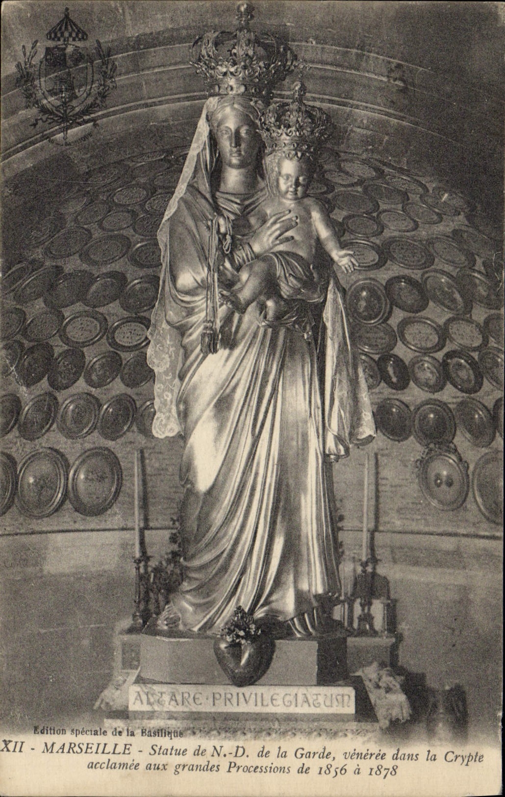 CPA Marseille Statue de N D de la Garde veneree dans le Crypte acclamee aux grandes Processions de 1