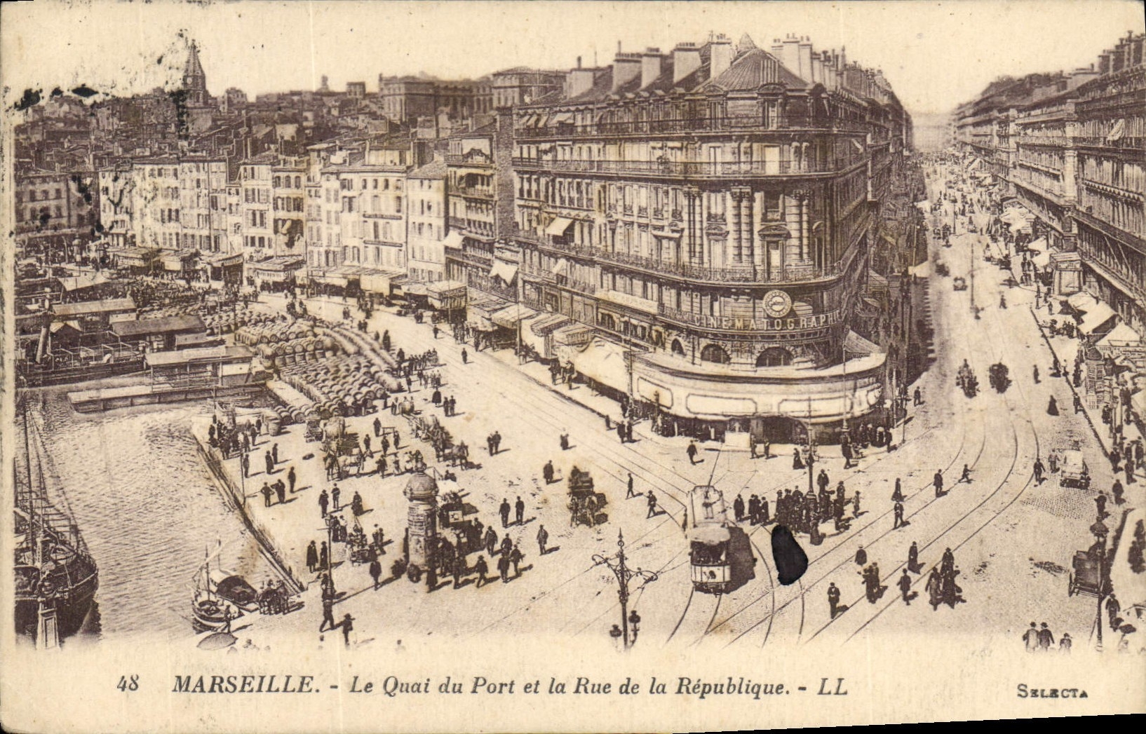 CPA Marseille Le Quai du Port et la Rue de la Republique