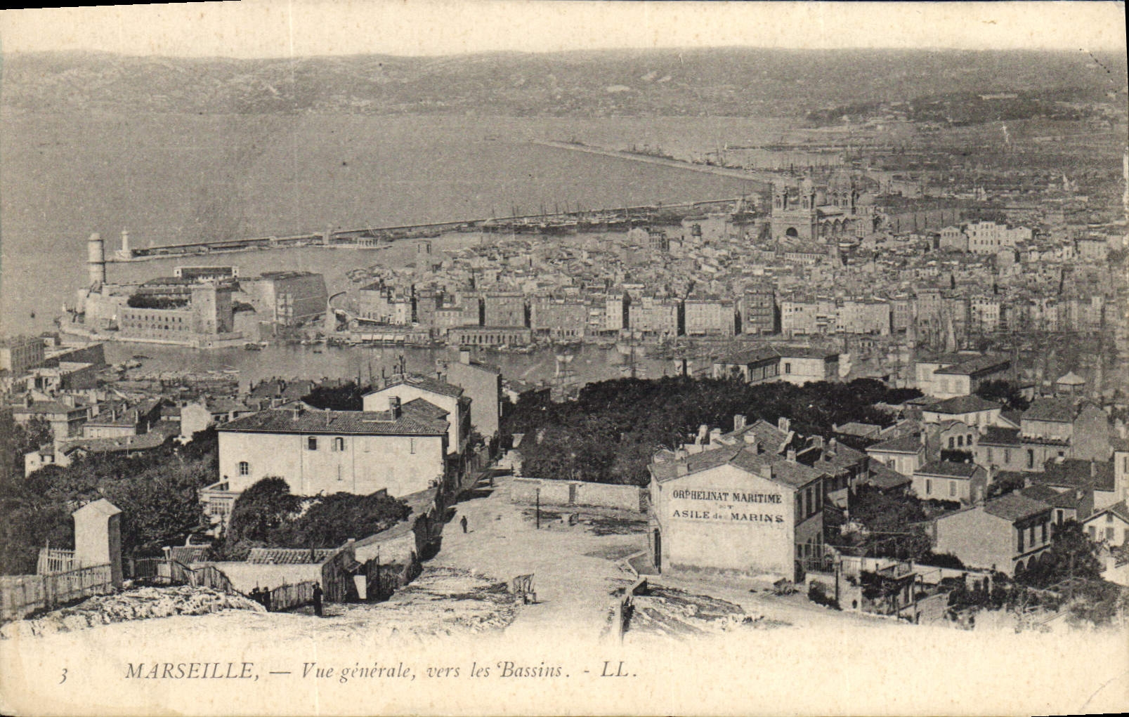 CPA Marseille Vue generale vers les Bassins
