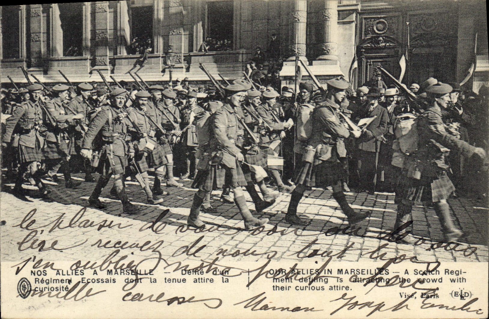Nos Alliés à Marseille — Défilé d'un Régiment Écossais dont la tenue attire la curiosité — Vise, Paris (E.D.)