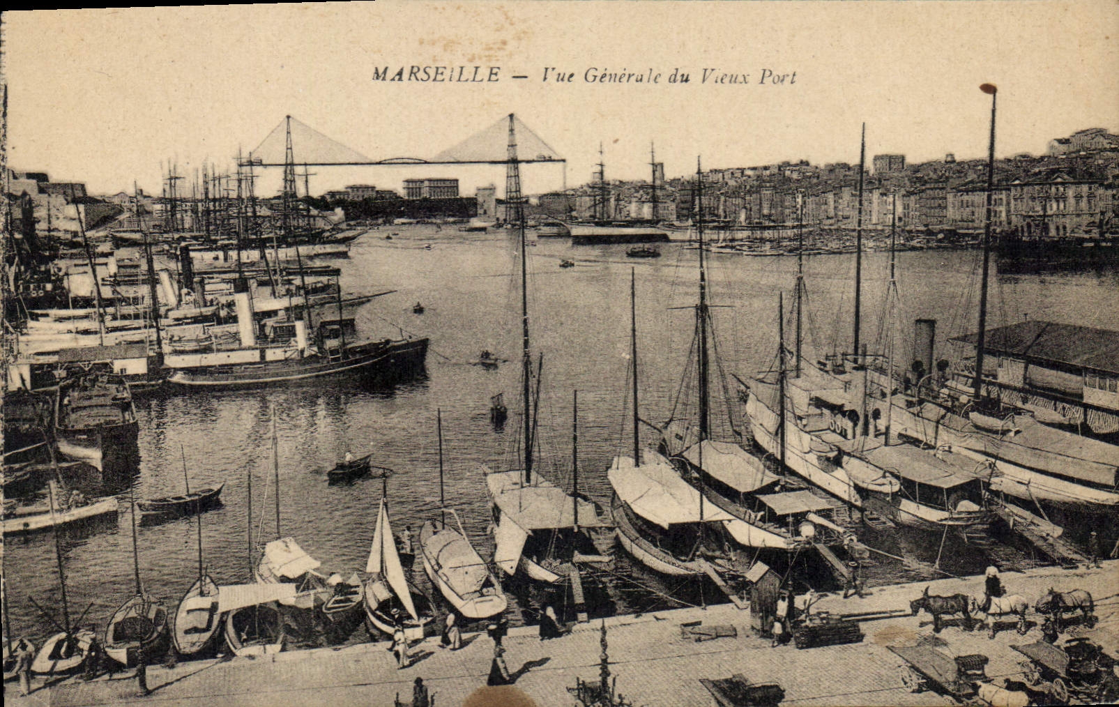 CPA Marseille Vue generale du Vieux Port Bateaux