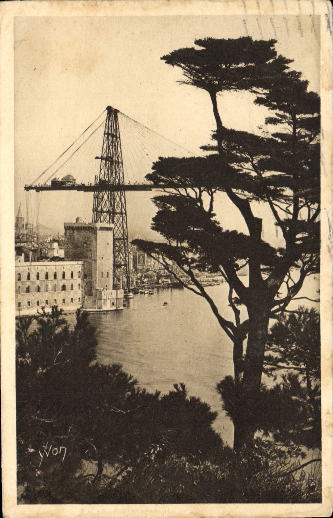 CPA Marseille Une vue sur l'entree du vieux Port et le Pont Transbordeur