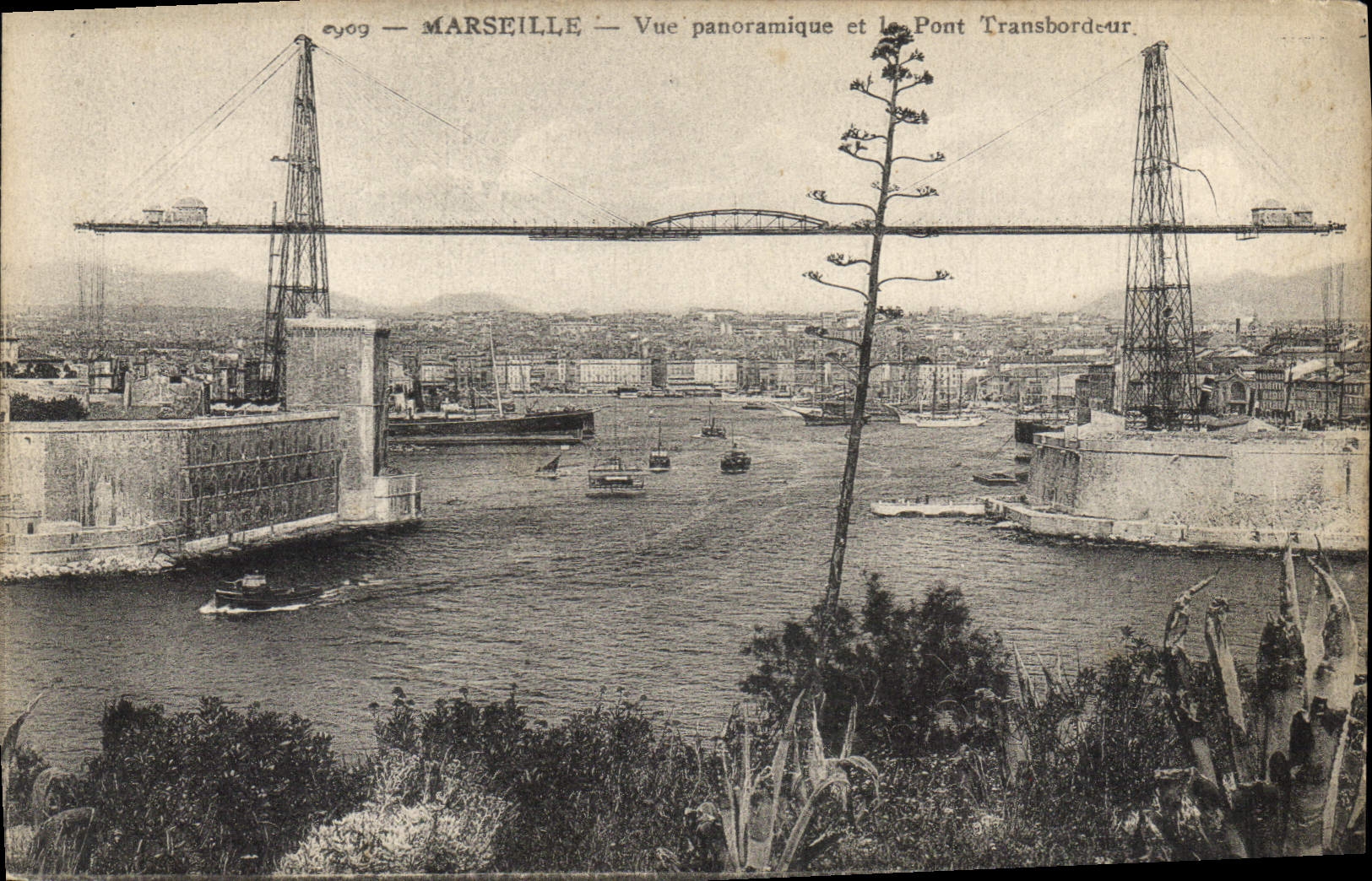 CPA Marseille Vue panoramique et le Pont Transbordeur