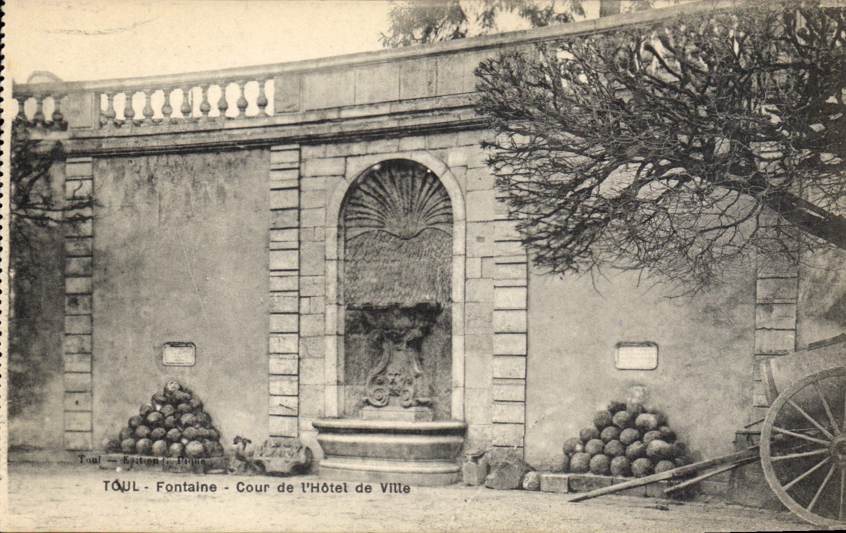 CPA Toul Fontaine Cour de l'Hotel de Ville