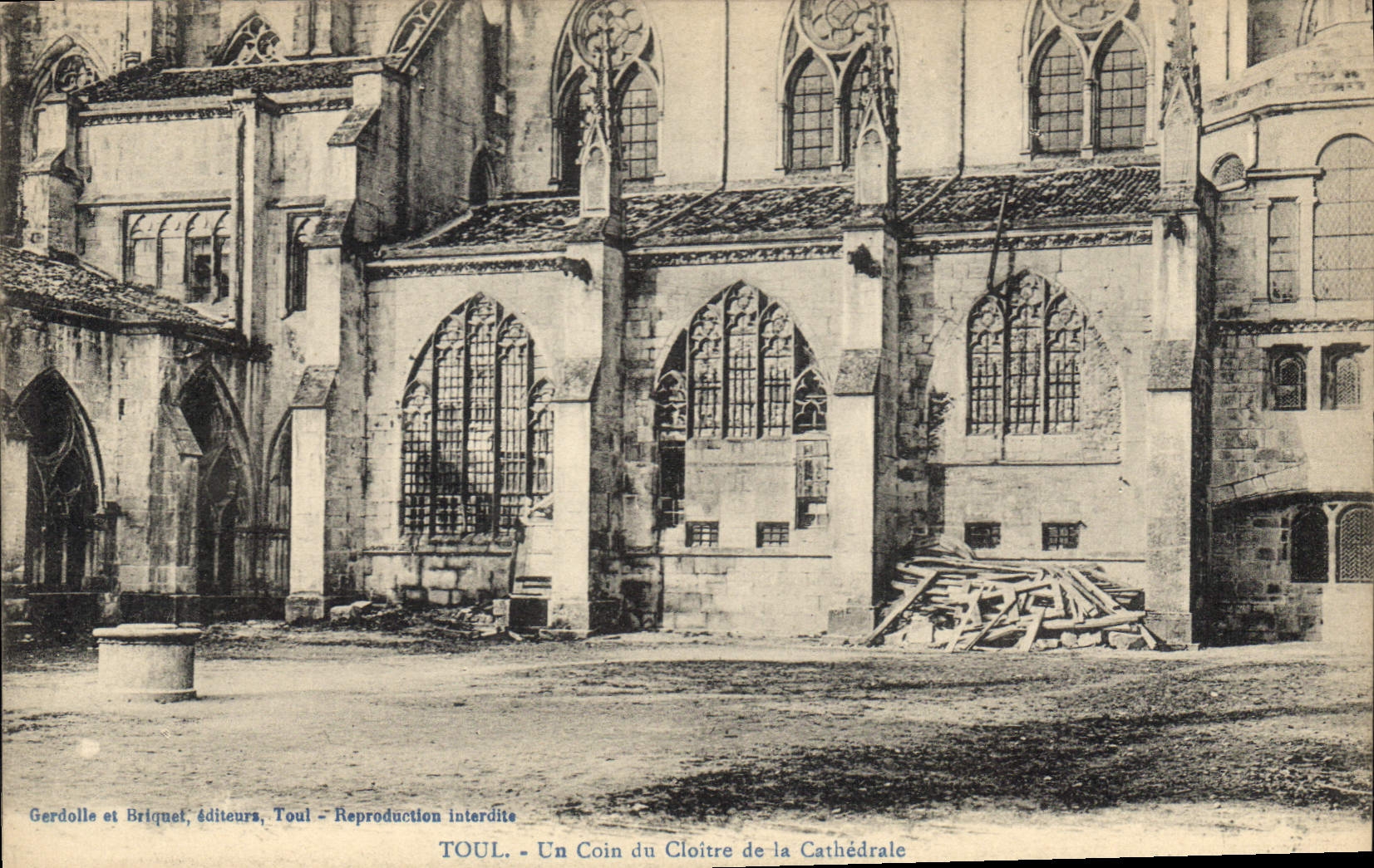 CPA Toul Un Coin du Cloitre de la Cathedrale