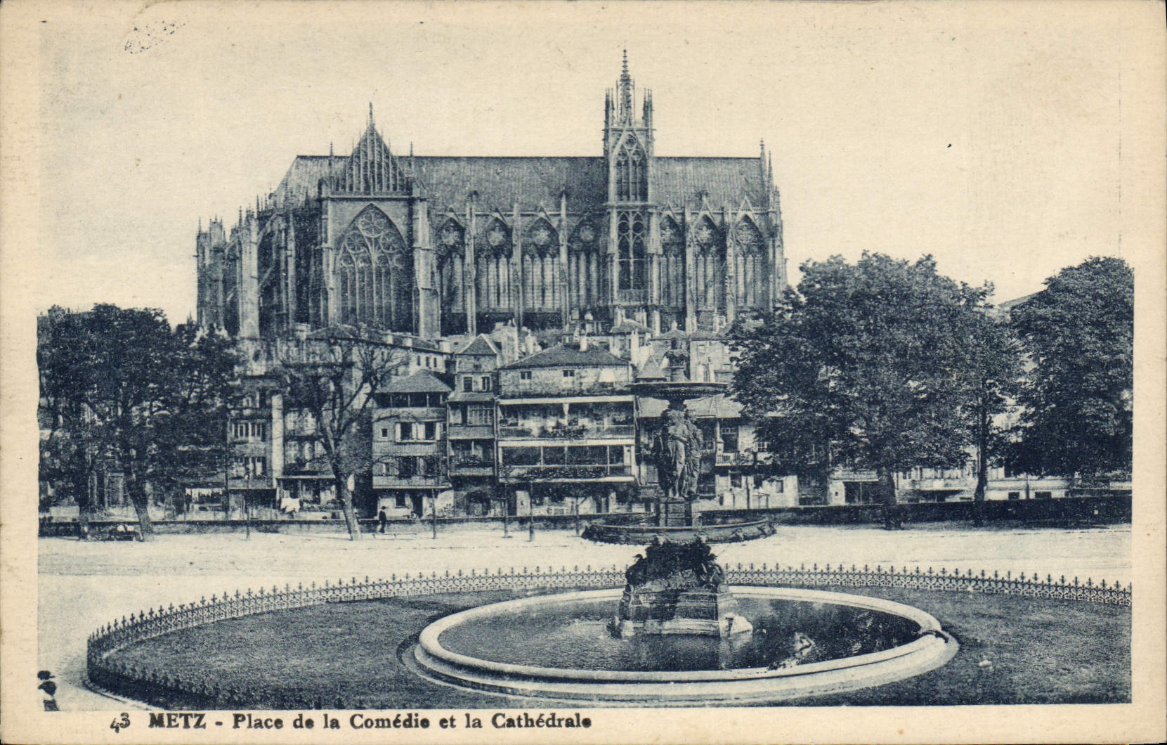 CPA Metz Place de la Comedie et la Cathedrale