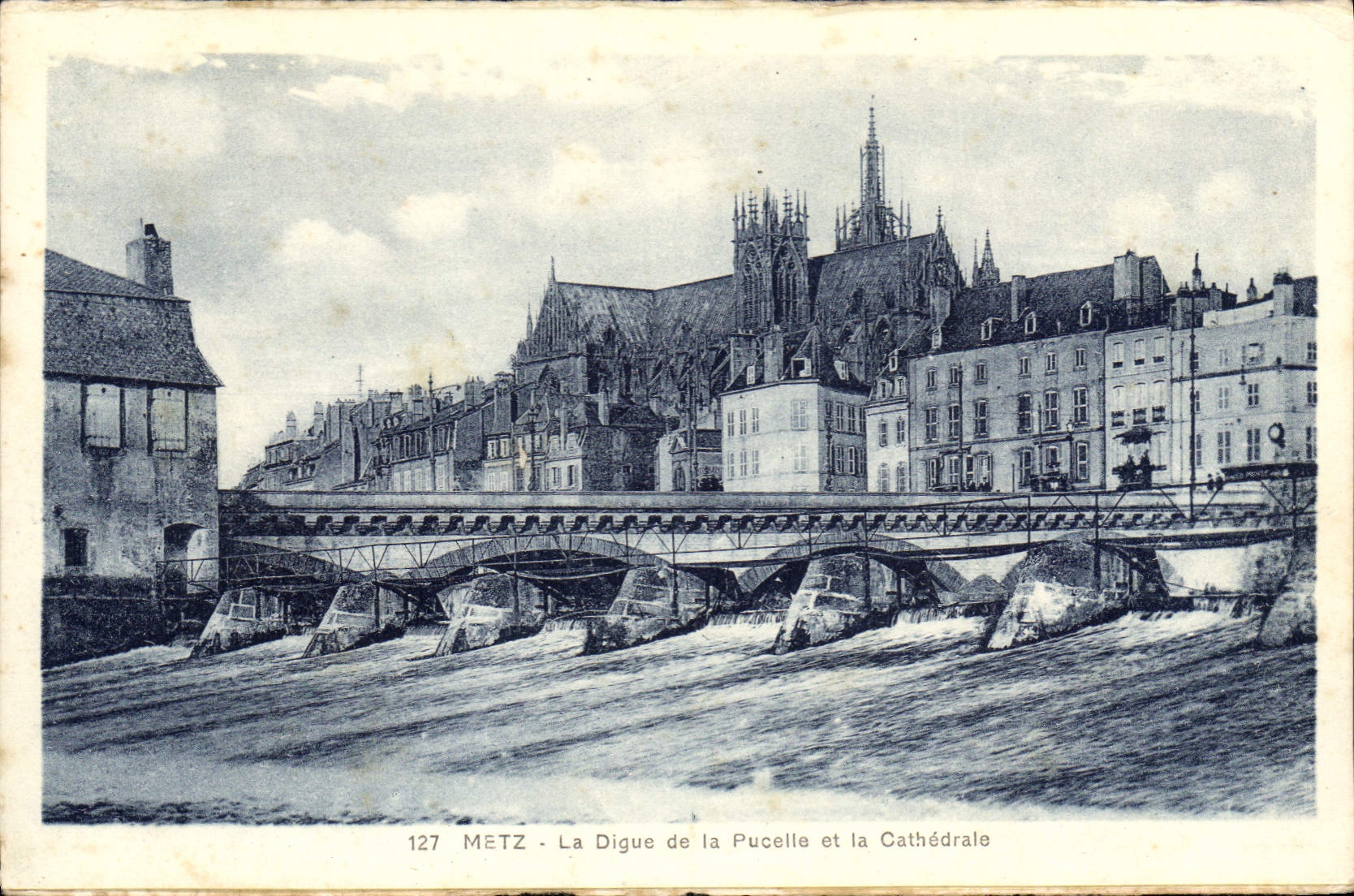 CPA Metz La Digue de la Pucelle et la Cathedrale