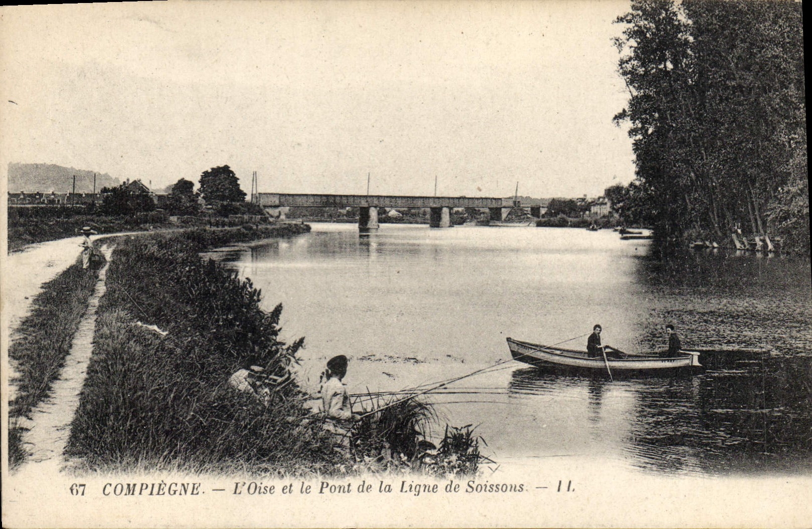 CPA Compiegne L'Oise et le Pont de la Ligne de Soissons Peche Pecheur