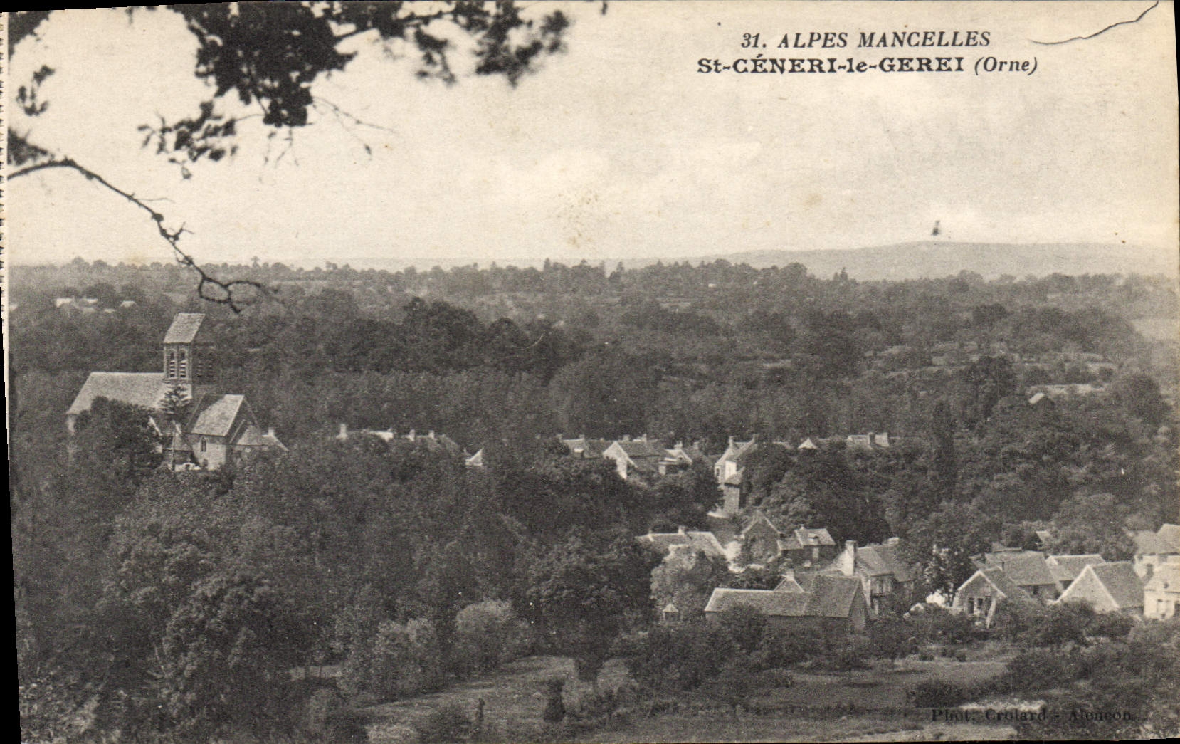 St-Céneri-le-Gerei — vue panoramique avec église — Phot. Crolard - Dunocon