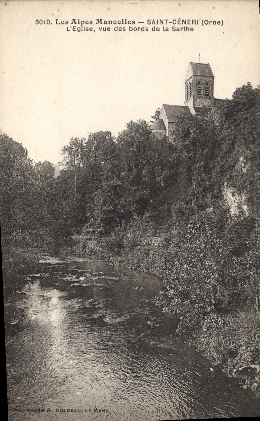 Saint-Céneri (Orne) — L'église vue des bords de la Sarthe — Photo A. Dolbeau, Le Mans, n°3010