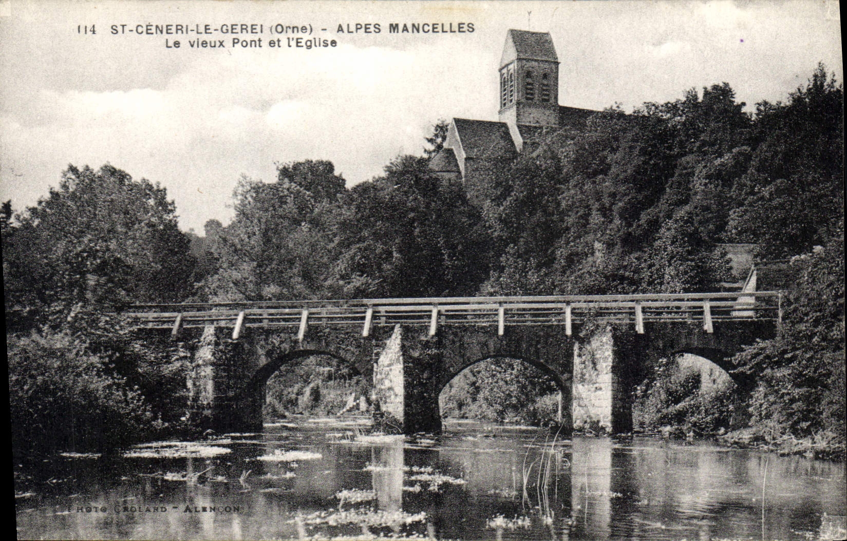CPA Les Alpes Mancelles St Ceneri  le Gerei (Orne) Le vieux Pont et l'Eglise