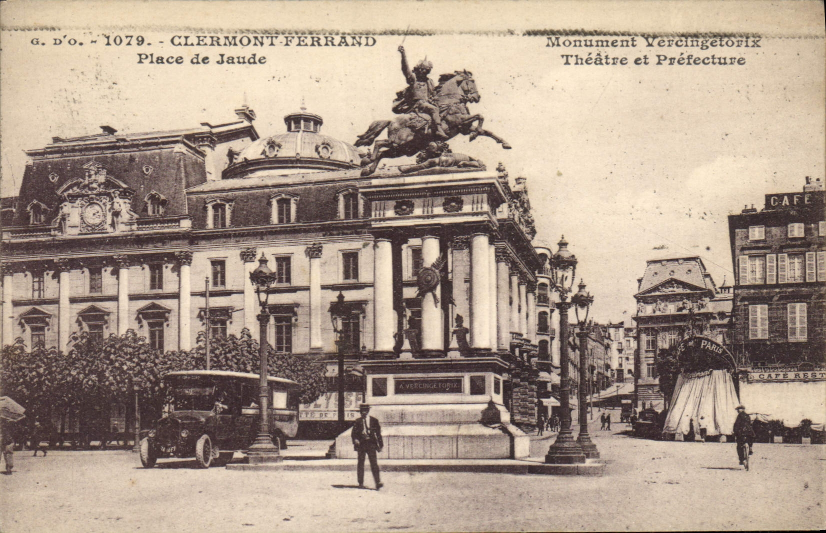 CPA Clermont Ferrand Place de Jaude Theatre et Prefecture Monument de Vercingetorix 