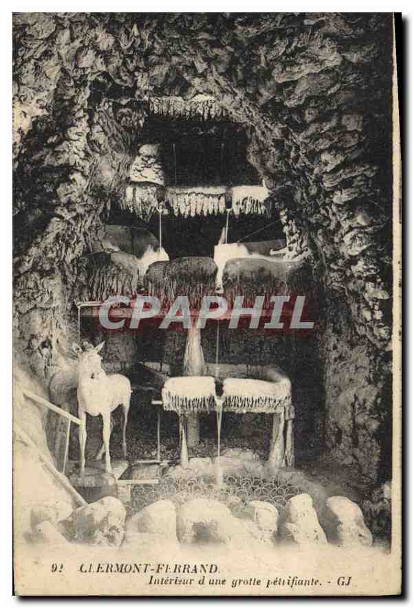 CPA Clermont Ferrand Interieur d'une grotte petrifiante 