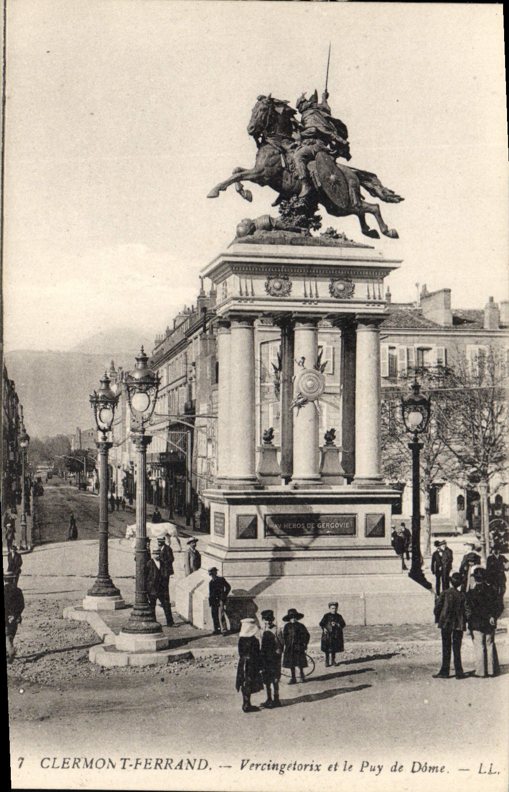 CPA Clermont Ferrand Vercingetorix et le Puy de Dome 