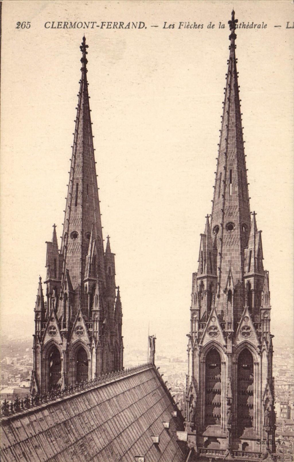 CPA Clermont Ferrand La Fleches de la Cathedrale 